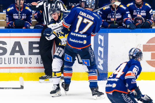 HV71s Herman Hansson blir tacklad av Växjös Gabriel
