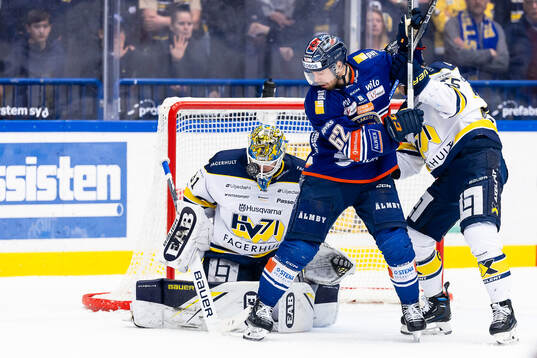 HV71s målvakt Joni Ortio och Växjös Manuel Ågren