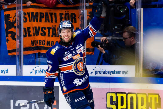 Växjös Robert Rosén jublar