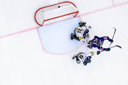 Växjös Dylan McLaughlin (ej i bild) gör mål 1-2 bakom