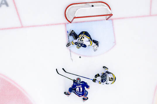 Växjös Ludvig Nilsson, HV71s målvakt Joni Ortio och