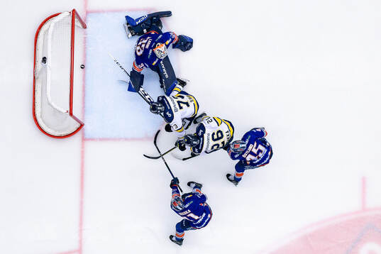 HV71s Nicholas Shore gör mål 0-1 bakom Växjös målvakt