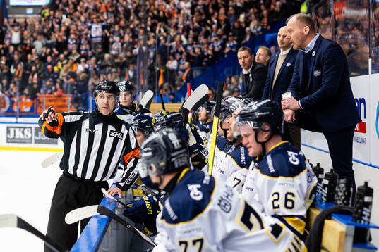 Domare Linus Öhlund pratar med HV71s tränare Johan Lindbom