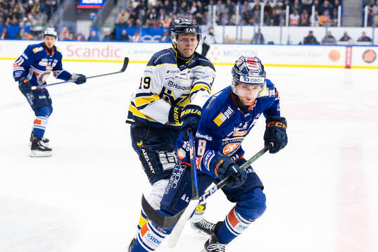 HV71s Henrik Borgström och Växjös Zachary Giuttari
