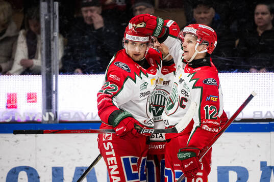 Frölundas Linus Nässen och Max Friberg jublar
