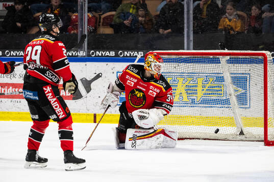 Luleås Erik Gustafsson och målvakt Joel Lassinantti deppar