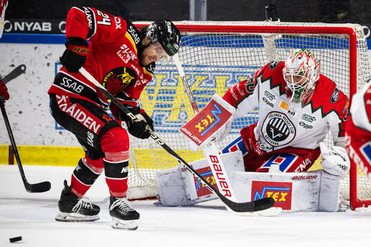 Luleås Brendan Shinnimin och Frölundas målvakt Frans