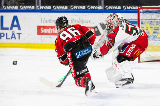 Luleås Pontus Andreasson och Frölundas målvakt Frans