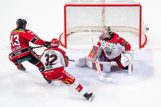 Luleås Oscar Eklind gör 2-2 bakom Frölundas målvakt