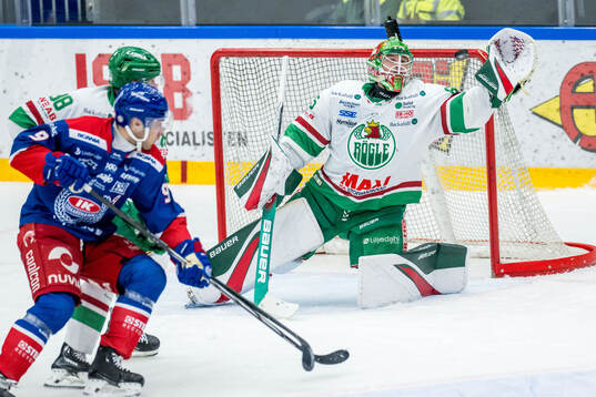 Oskarshamns Ahti Oksanen och Rögles målvakt Christoffer