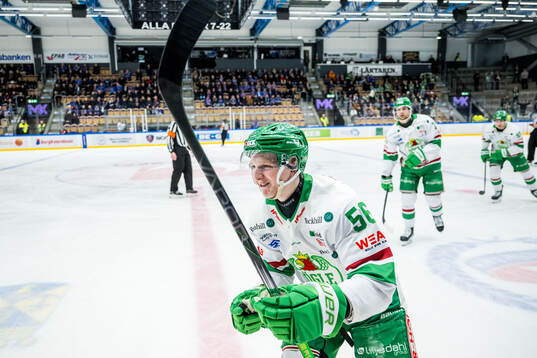 Rögles Adam Engström jublar