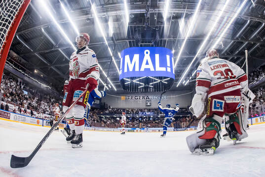 MoDos August Berg och MoDos målvakt Lassi Lehtinen deppar