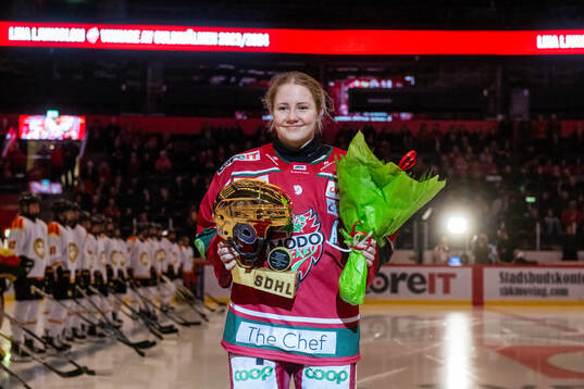 MoDos Lina Ljungblom tar emot priset Guldhjälmen