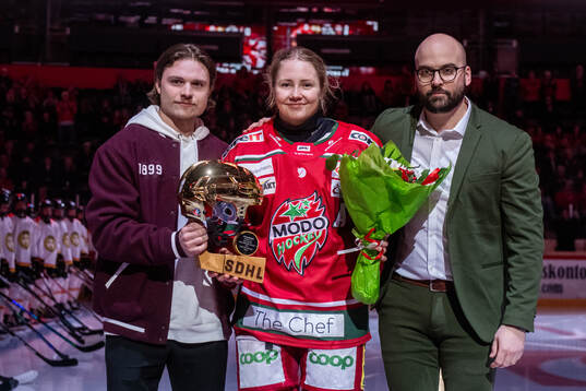 MoDos Lina Ljungblom tar emot priset Guldhjälmen