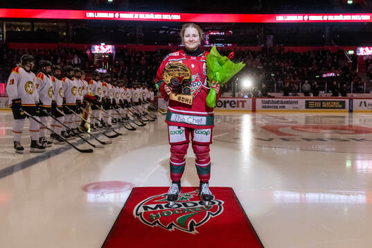 MoDos Lina Ljungblom tar emot priset Guldhjälmen