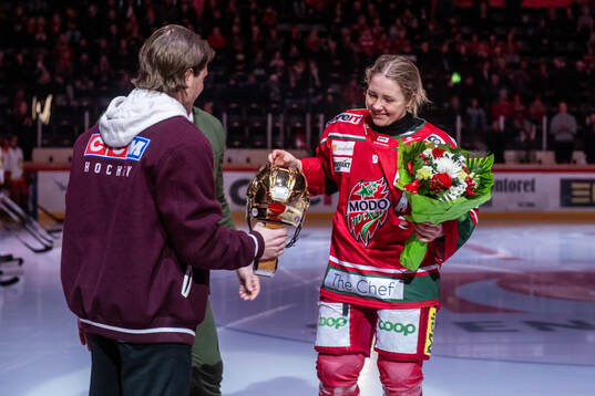 MoDos Lina Ljungblom tar emot priset Guldhjälmen