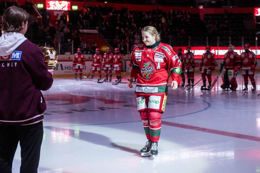 MoDos Lina Ljungblom tar emot priset Guldhjälmen