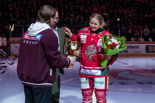 MoDos Lina Ljungblom tar emot priset Guldhjälmen