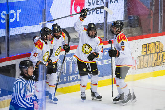 Brynäs Malia Schneider jublar med lagkamrater