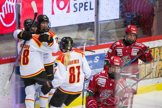 Brynäs Malia Schneider jublar med lagkamrater