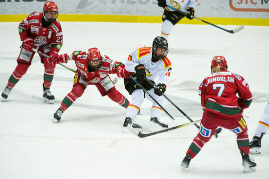 Brynäs Jenniina Nylund och Modos Linnea Andersson