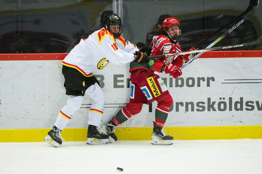 Brynäs Jenniina Nylund och Modos Lina Ljungblom