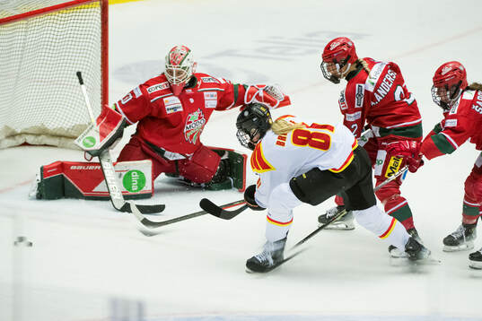 Modos målvakt Andrea Brändli och Brynäs Jenniina Nylund