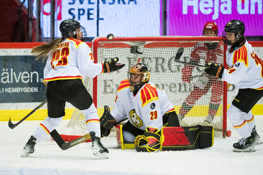 Brynäs målvakt Klara Peslarova, Moa Wernblom och Sara