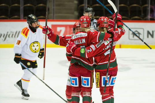 Modos Mira Hallin och Anna Andersson  jublar