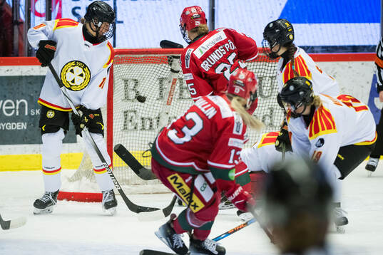 Modos Maja Grundström ser Mira Hallin göra 1-1
