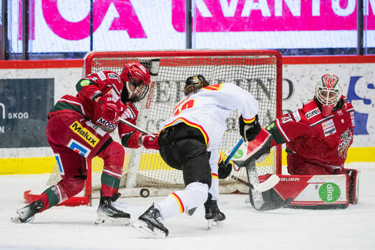 Brynäs Hanna Thuvik gör 2-2 bakom Modos målvakt Andrea