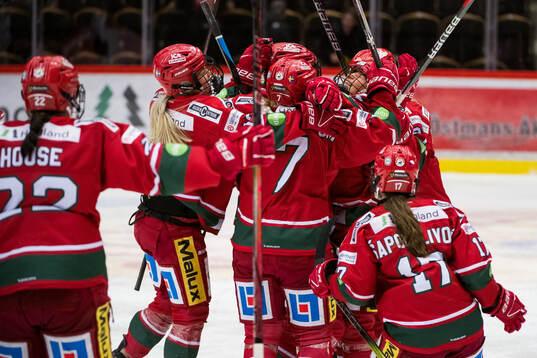 Modos Anna Andersson jublar med lagkamrater