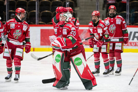 Modos målvakt Andrea Brändli jublar