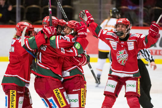 Modos Anna Andersson jublar med lagkamrater