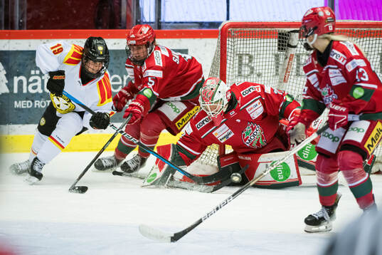 Modos målvakt Andrea Brändli och Brynäs Julia Östlund