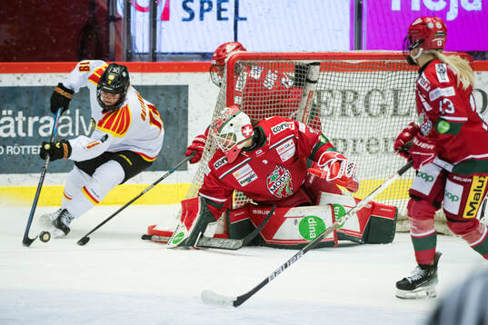 Modos målvakt Andrea Brändli och Brynäs Julia Östlund