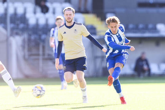 Östers Daniel Ljung och IFK Göteborgs Arbnor Mucolli