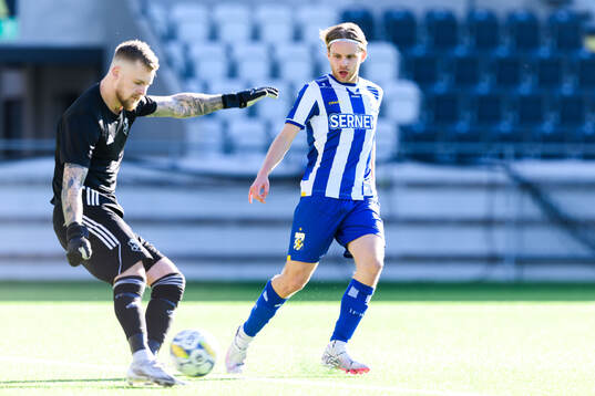 Östers målvakt Robin Wallinder och IFK Göteborgs Oscar