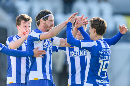 IFK Göteborgs Gustav Svensson jublar med lagkamrater