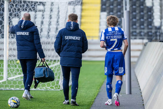 IFK Göteborgs Oscar Pettersson lämnar plan skadad