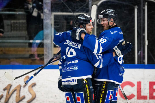 Karlskogas Andre Edvardsen Simen och Jesper Kokkonen jublar