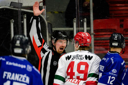 Domare Filip Granrud i samtal med Moras Noah Steen