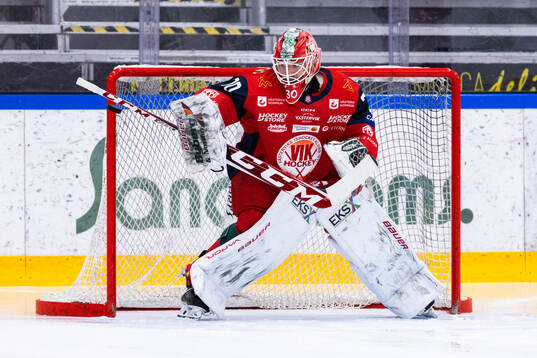 Västerviks målvakt Pontus Eltonius på uppvärmningen