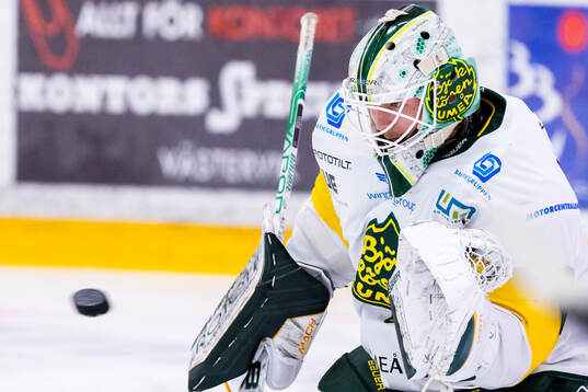 Björklövens målvakt Joona Voutilainen på uppvärmningen