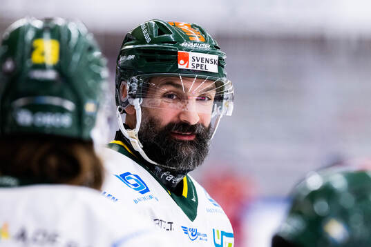 Björklövens Daniel Rahimi på uppvärmningen