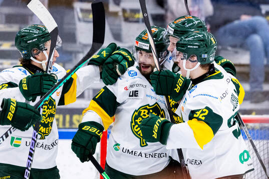 Björklövens Gustav Possler jublar