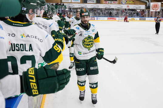 Björklövens Gustav Possler jublar