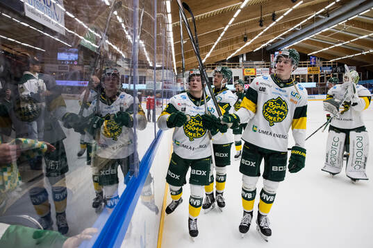 Björklövens spelare jublar