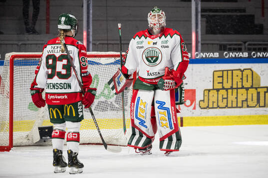 Frölundas Nellie Svensson och målvakt Stephanie Neatby