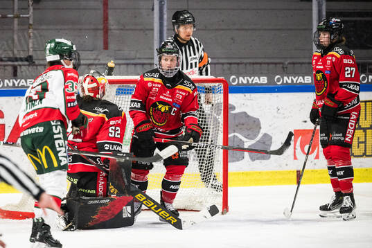 Luleås målvakt Sara Grahn och Jenni Hiirikoski deppar